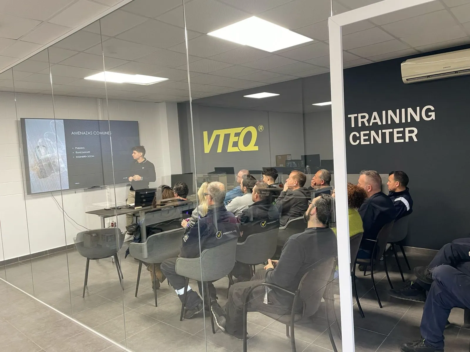 Sala de formación llena durante una sesión de ciberseguridad para empresas impartida por Jorge Graells